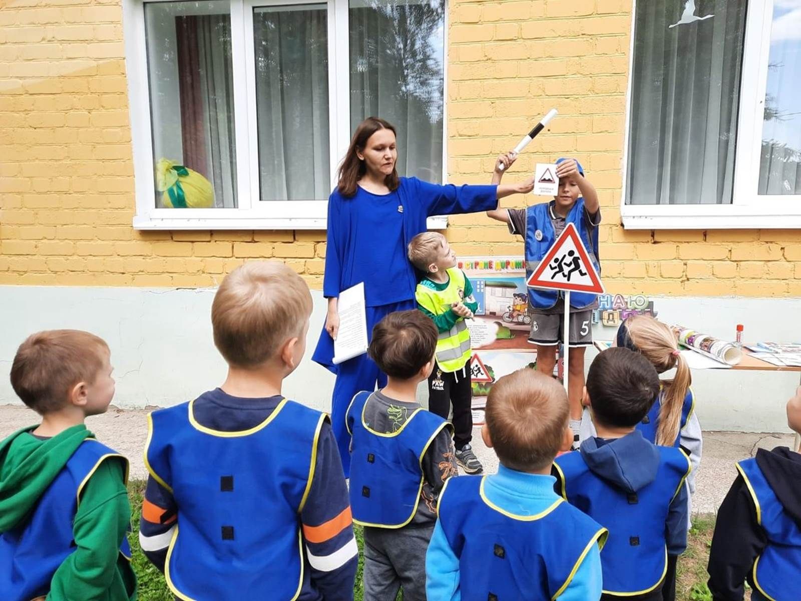 «Подорожники» һәм китапханә балаларны юл йөрү кагыйдәләренә өйрәтә