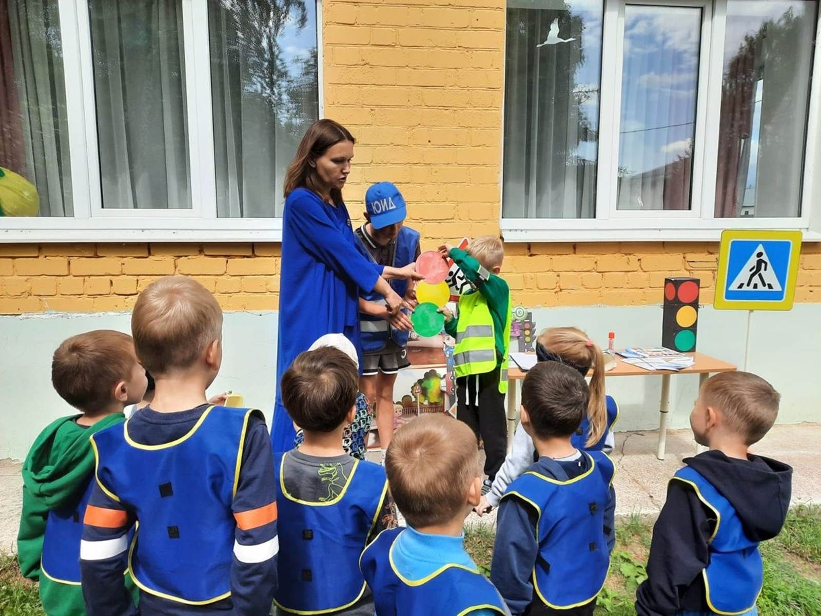 «Подорожники» һәм китапханә балаларны юл йөрү кагыйдәләренә өйрәтә
