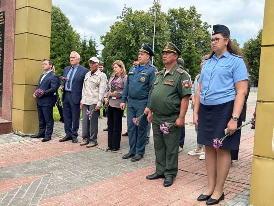 Лаеш Хәтер һәм кайгы көнендә баш ия