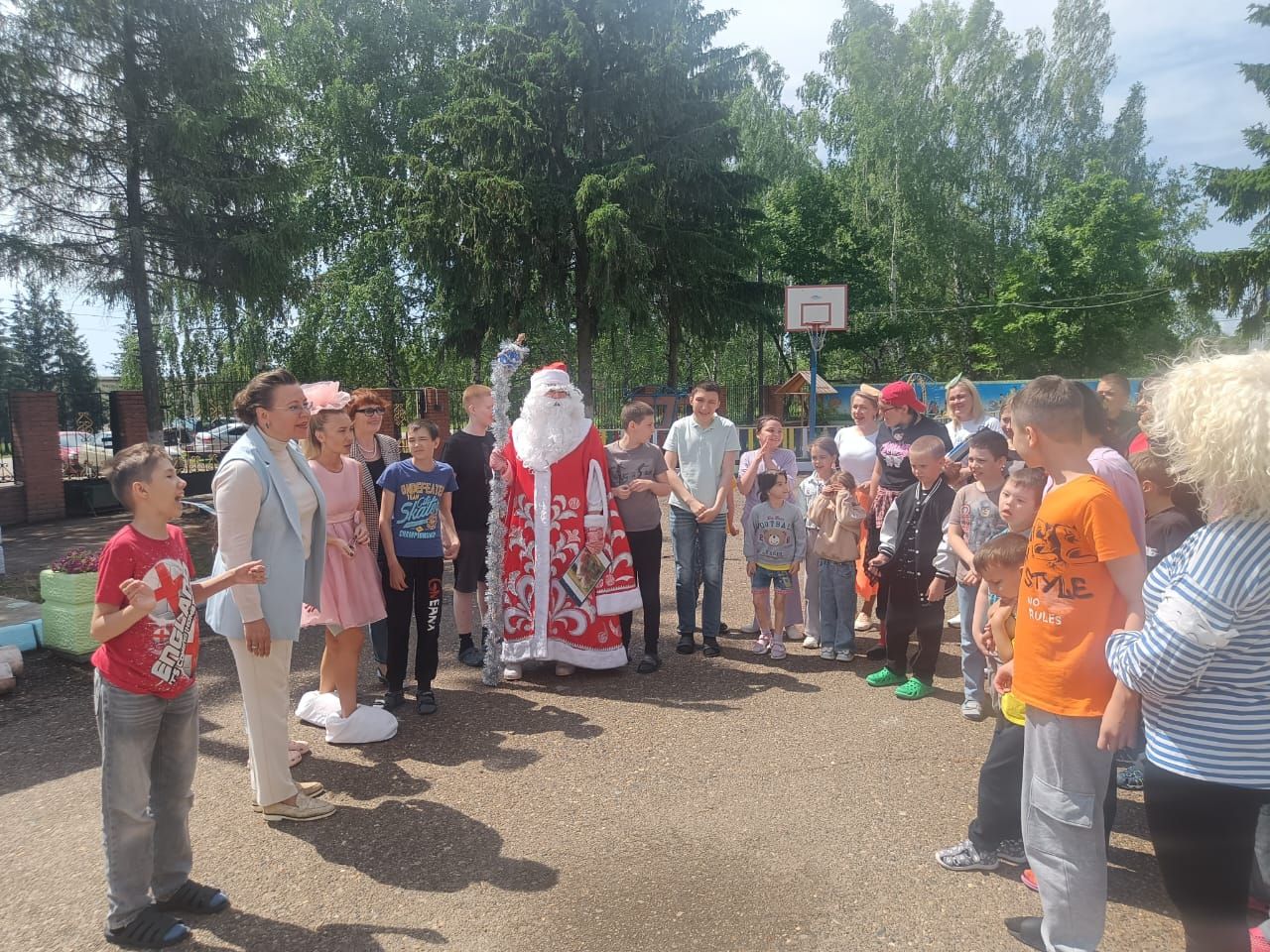 В первый летний праздник в гости к юным лаишевцам пришел Дедушка Мороз