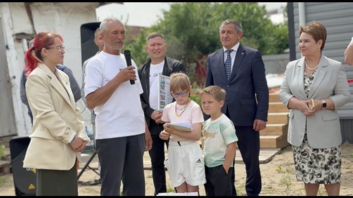 Лаеш районында янгыннан зыян күргән күп балалы гаиләгә яңа йорт ачкычлары тапшырдылар