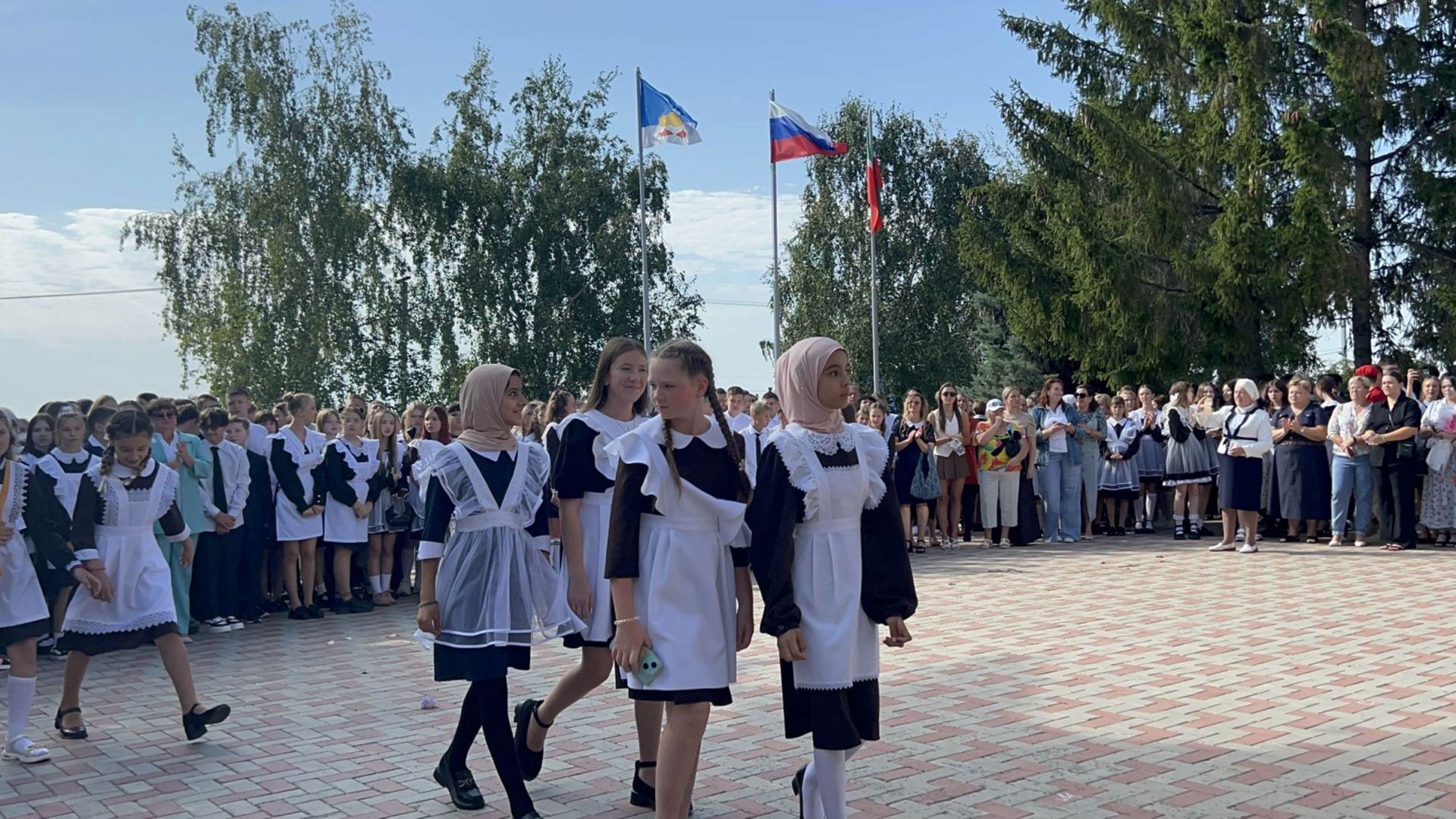 Лаешның 2нче мәктәбендә Белем көнен каршыладылар