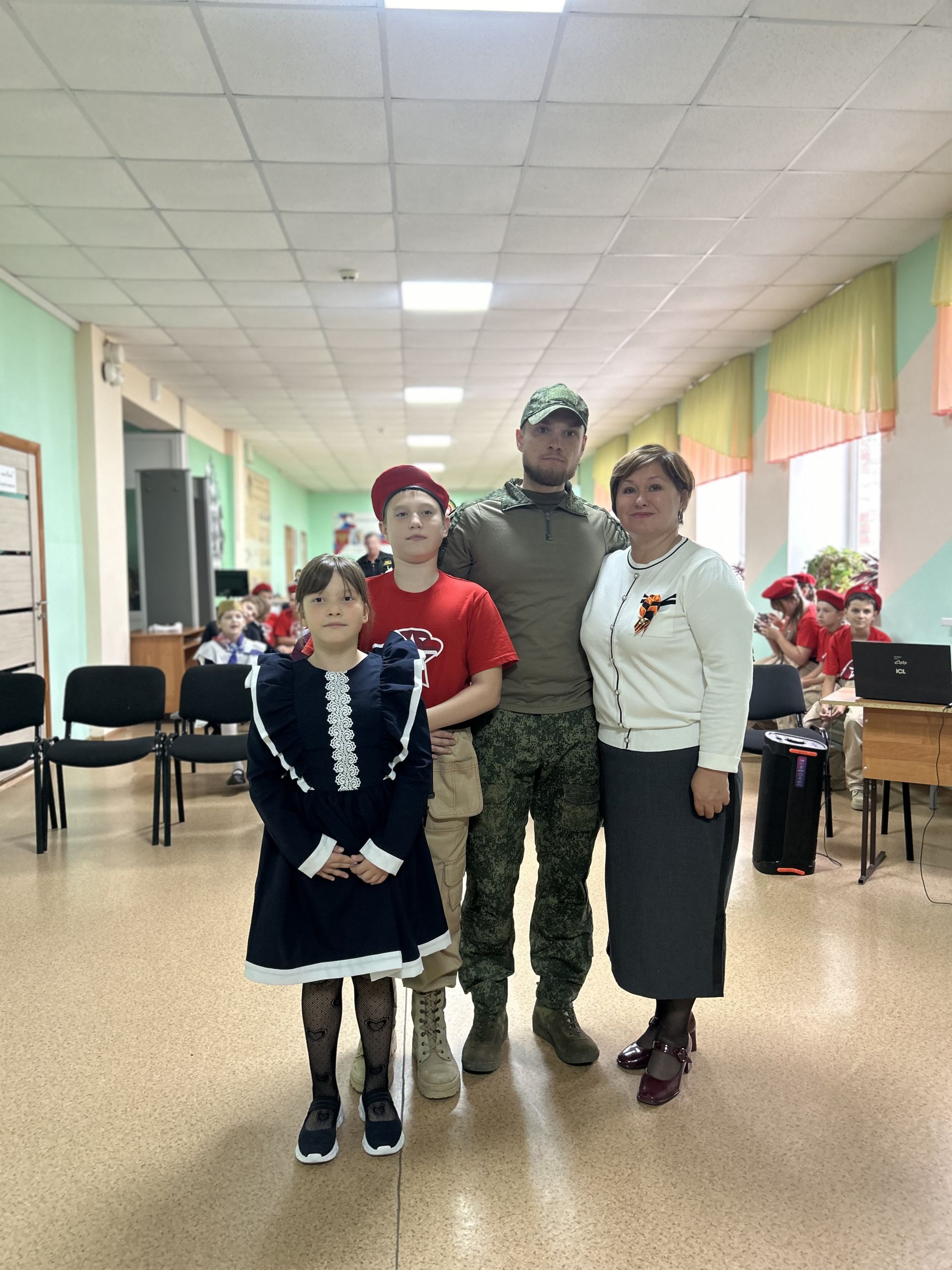 В Лаишевской школе №3 торжественно открыли экспозицию «Наши выпускники — участники СВО»