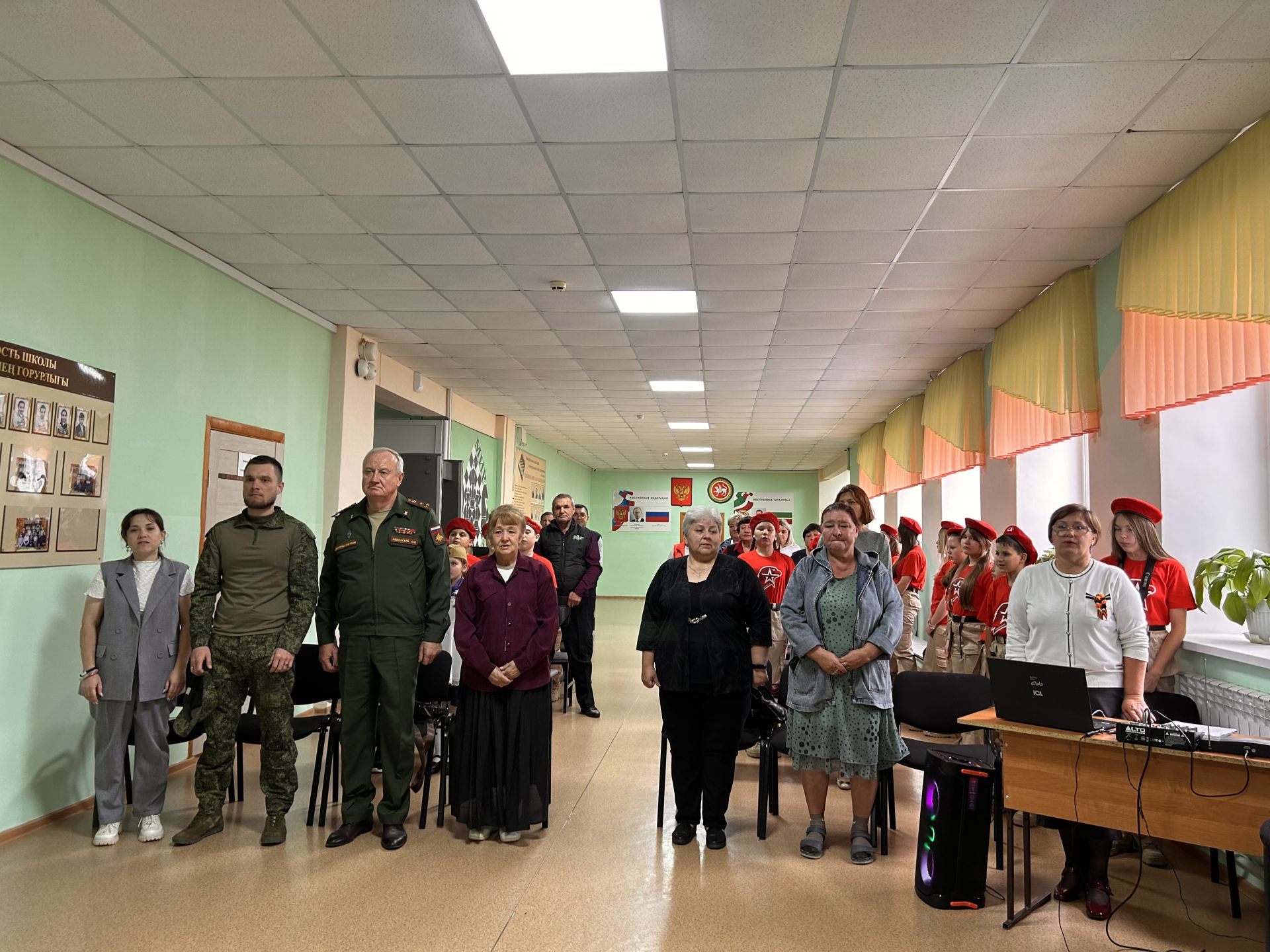 В Лаишевской школе №3 торжественно открыли экспозицию «Наши выпускники — участники СВО»
