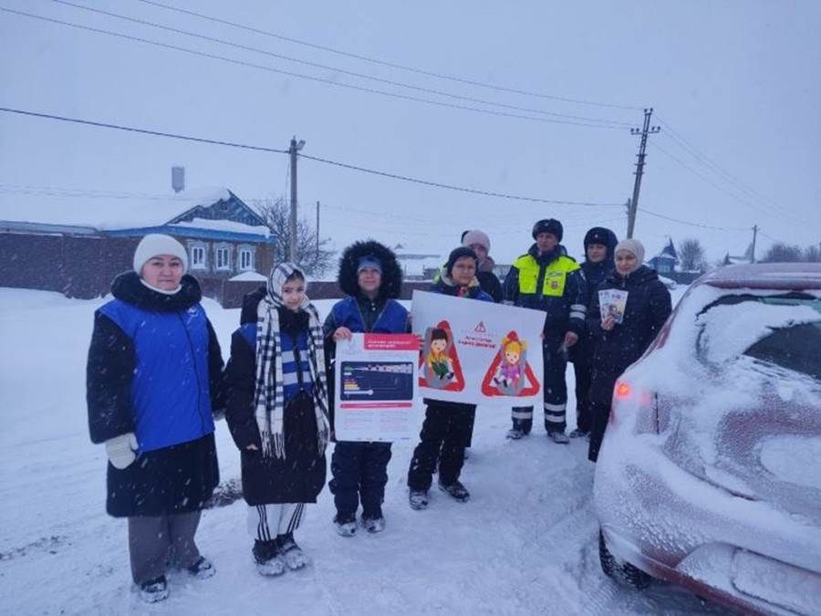 Үз таләпләрен балалар плакатларга язган