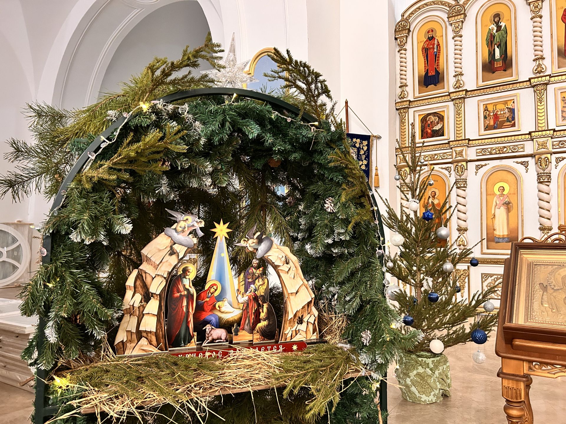 Лаишевские храмы встретили Рождество Христово торжественными богослужениями