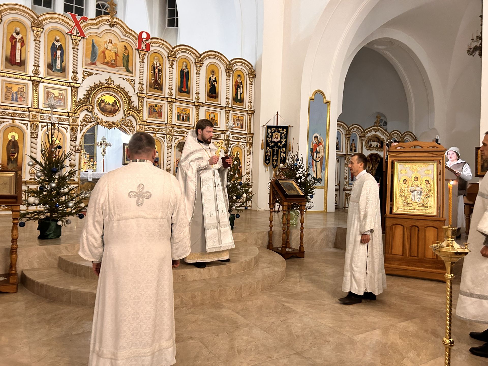 Лаишевские храмы встретили Рождество Христово торжественными богослужениями