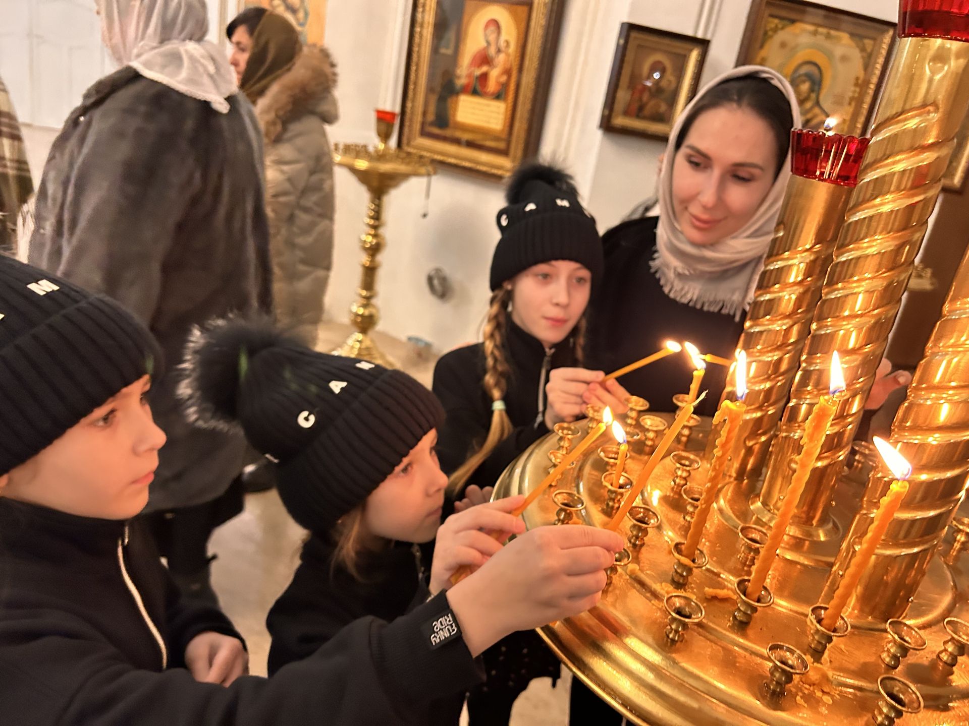 Лаишевские храмы встретили Рождество Христово торжественными богослужениями