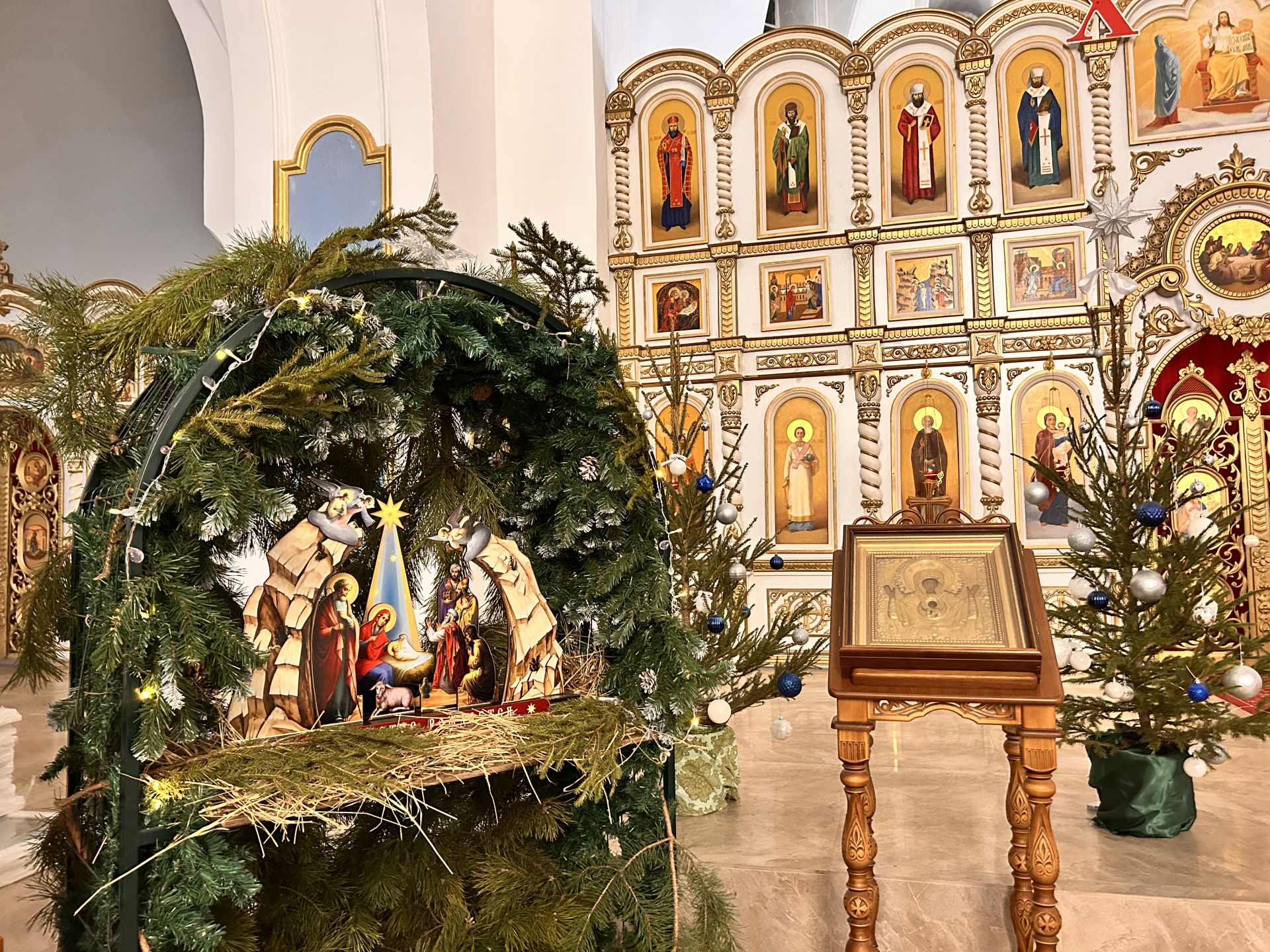 Лаишевские храмы встретили Рождество Христово торжественными богослужениями