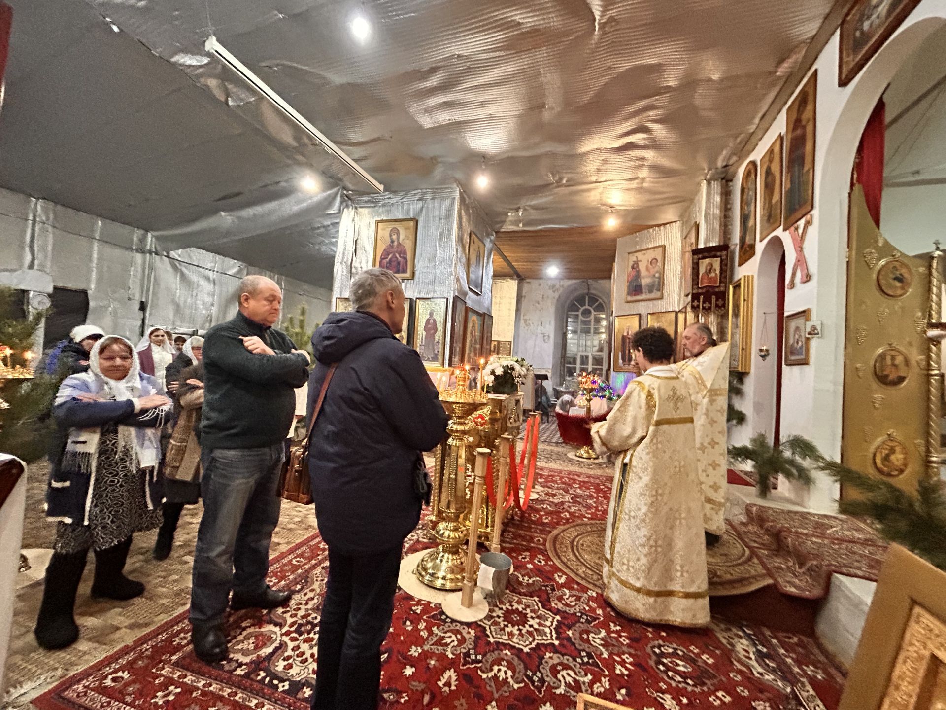 Лаишевские храмы встретили Рождество Христово торжественными богослужениями