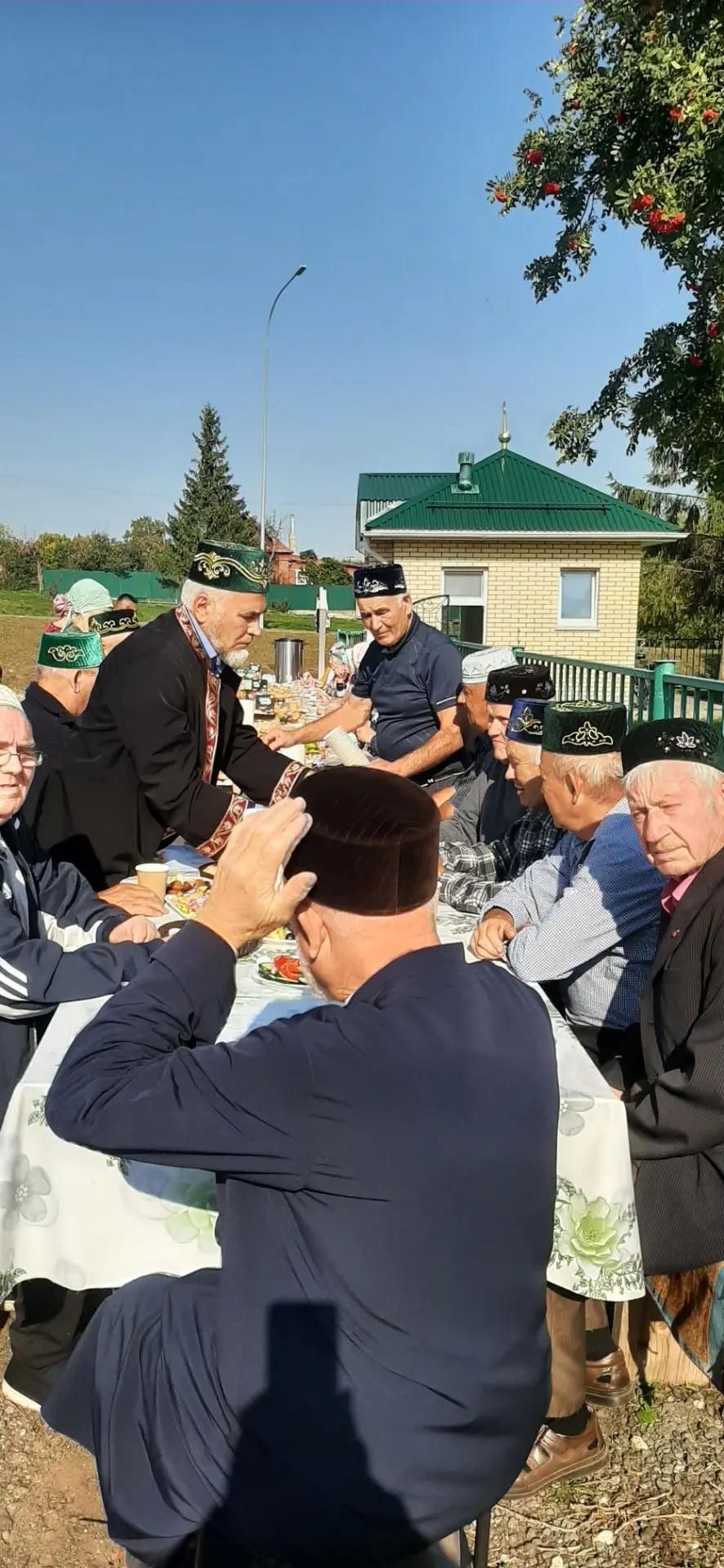 Плов и подарки: сельская молодежь устроила праздник для пожилых жителей Сингелей