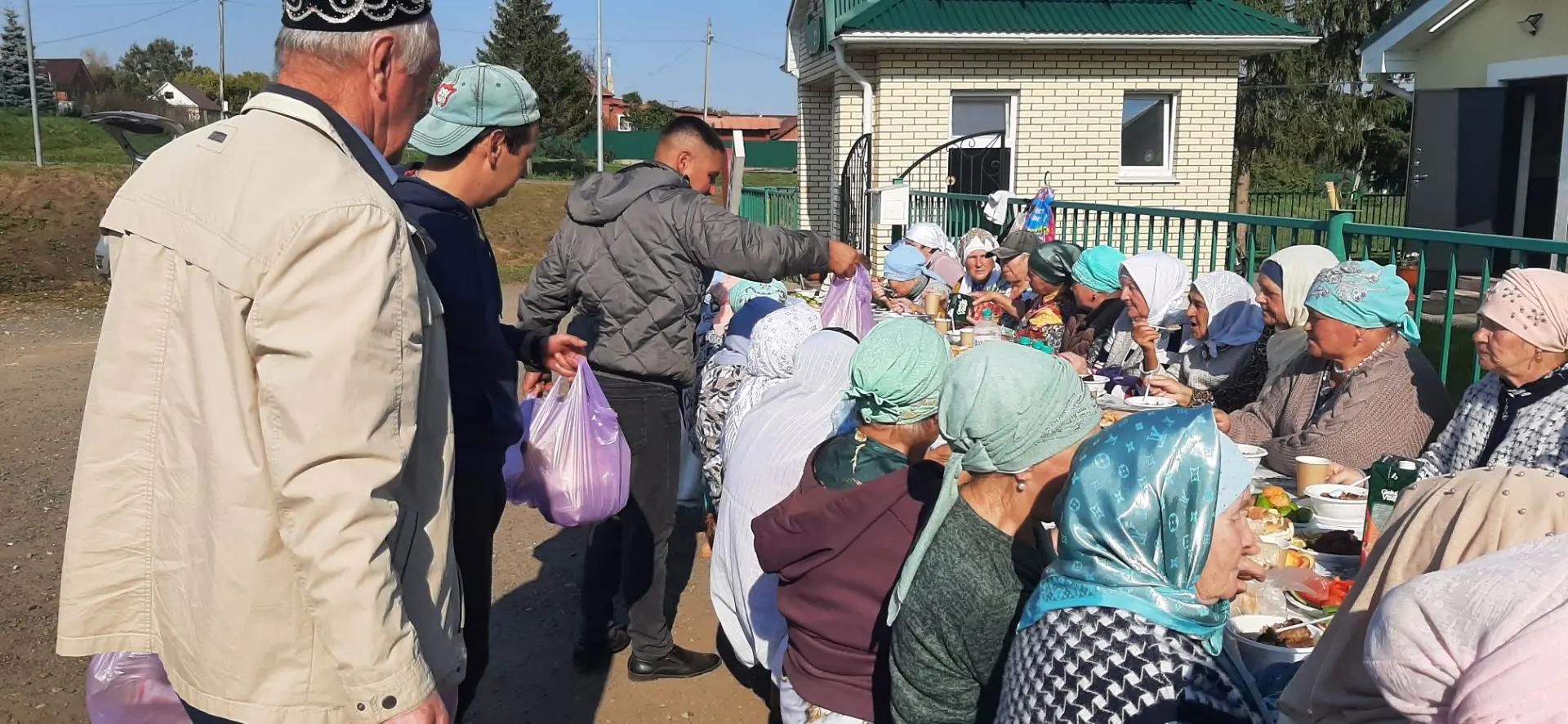 Плов и подарки: сельская молодежь устроила праздник для пожилых жителей Сингелей