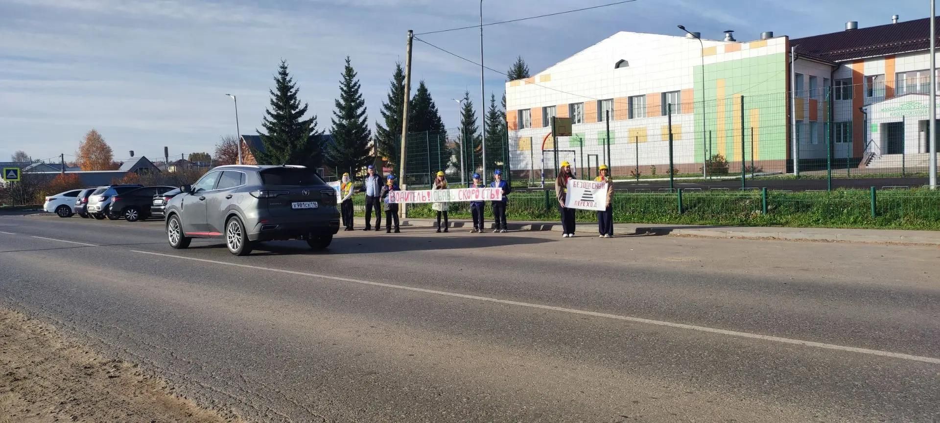 Юные инспекторы движения напомнили водителям о скоростном режиме