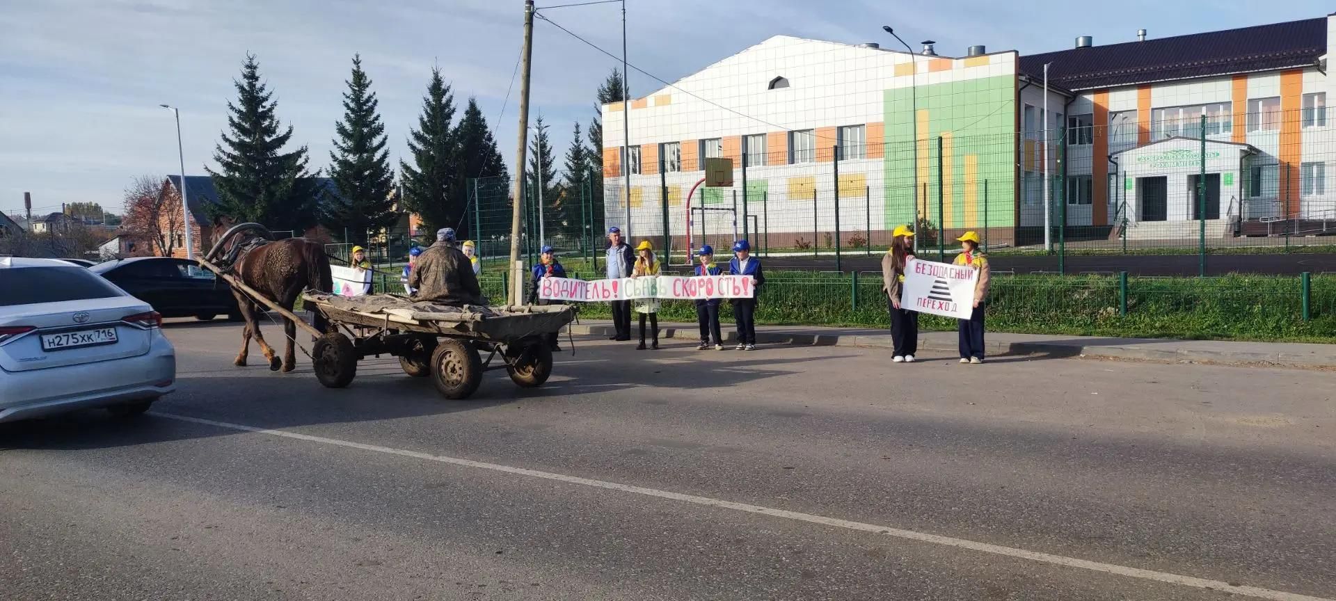 Юные инспекторы движения напомнили водителям о скоростном режиме