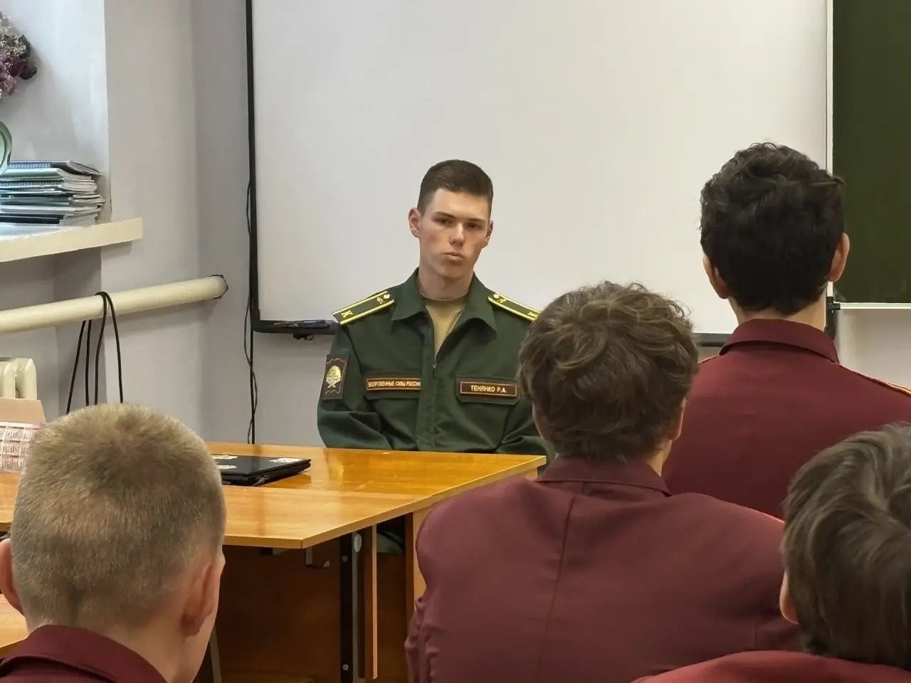 Лаеш районы кадетлары Казан танк училищесы курсанты белән очрашты