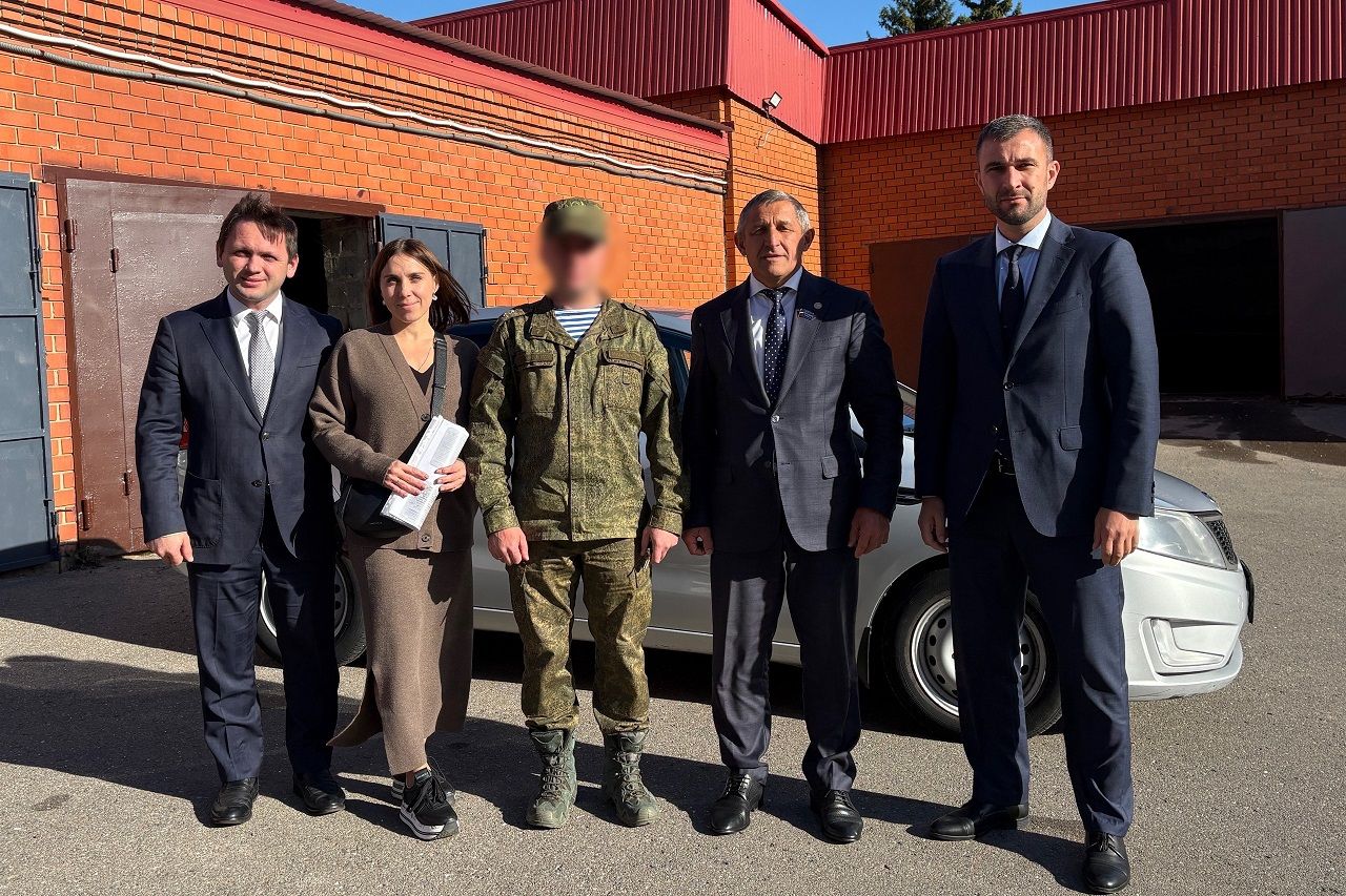Глава Лаишевского района Ильдус Зарипов передал автомобиль для участников СВО