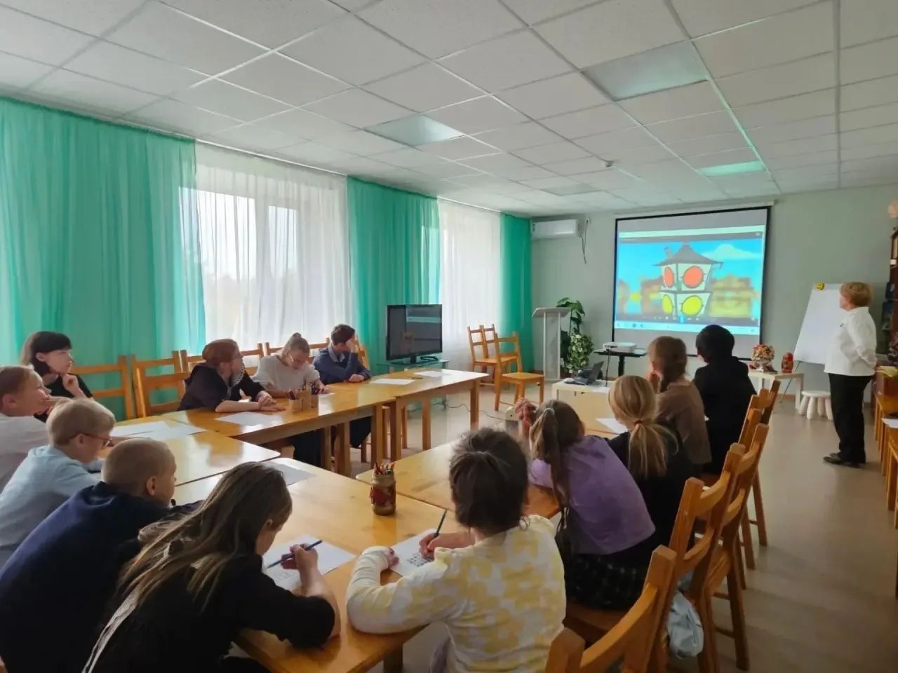 Лаишевские школьники получили световозвращатели перед осенними каникулами