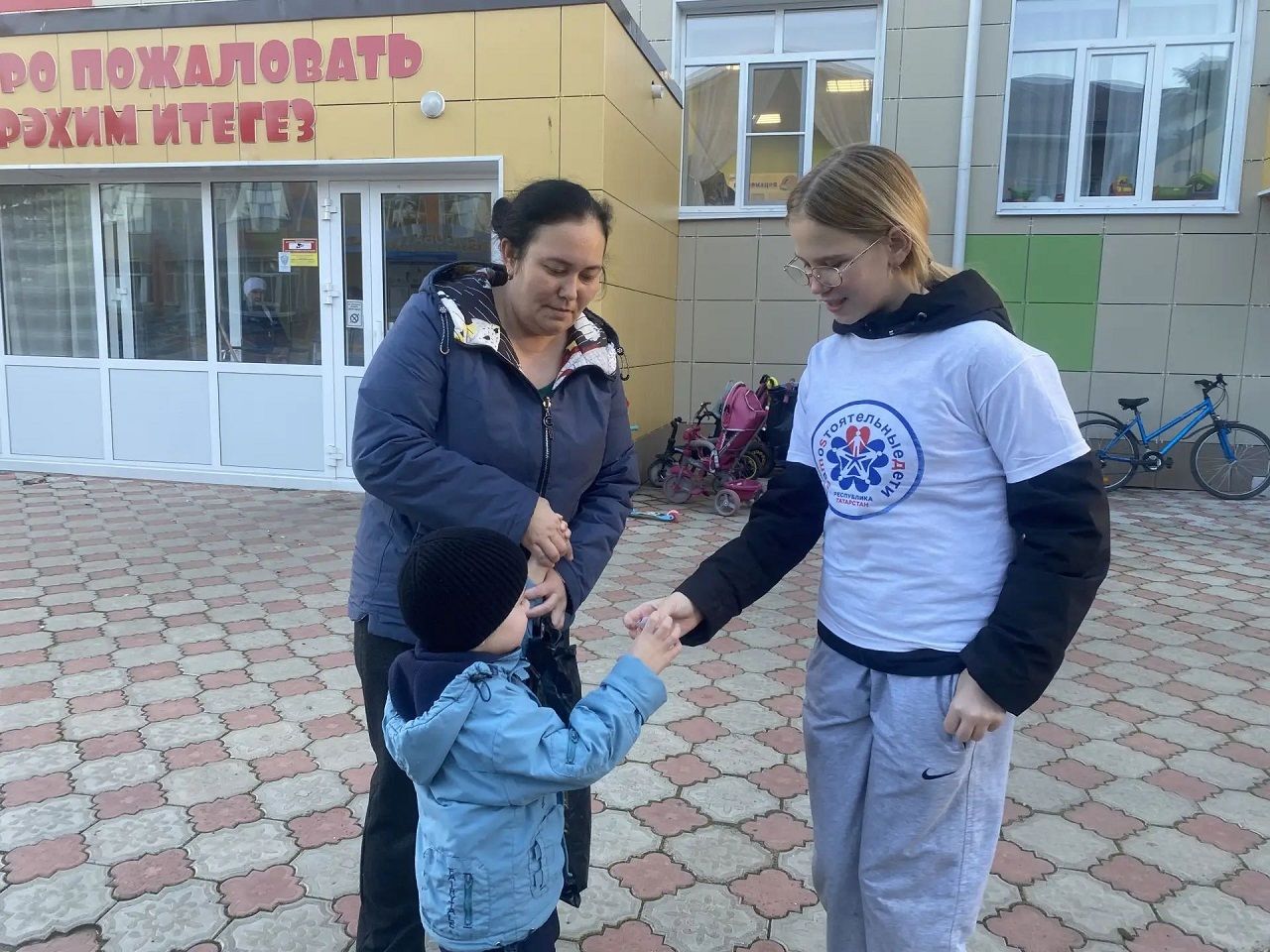 «Самостоятельные дети» Лаишевского района подарили односельчанам улыбки