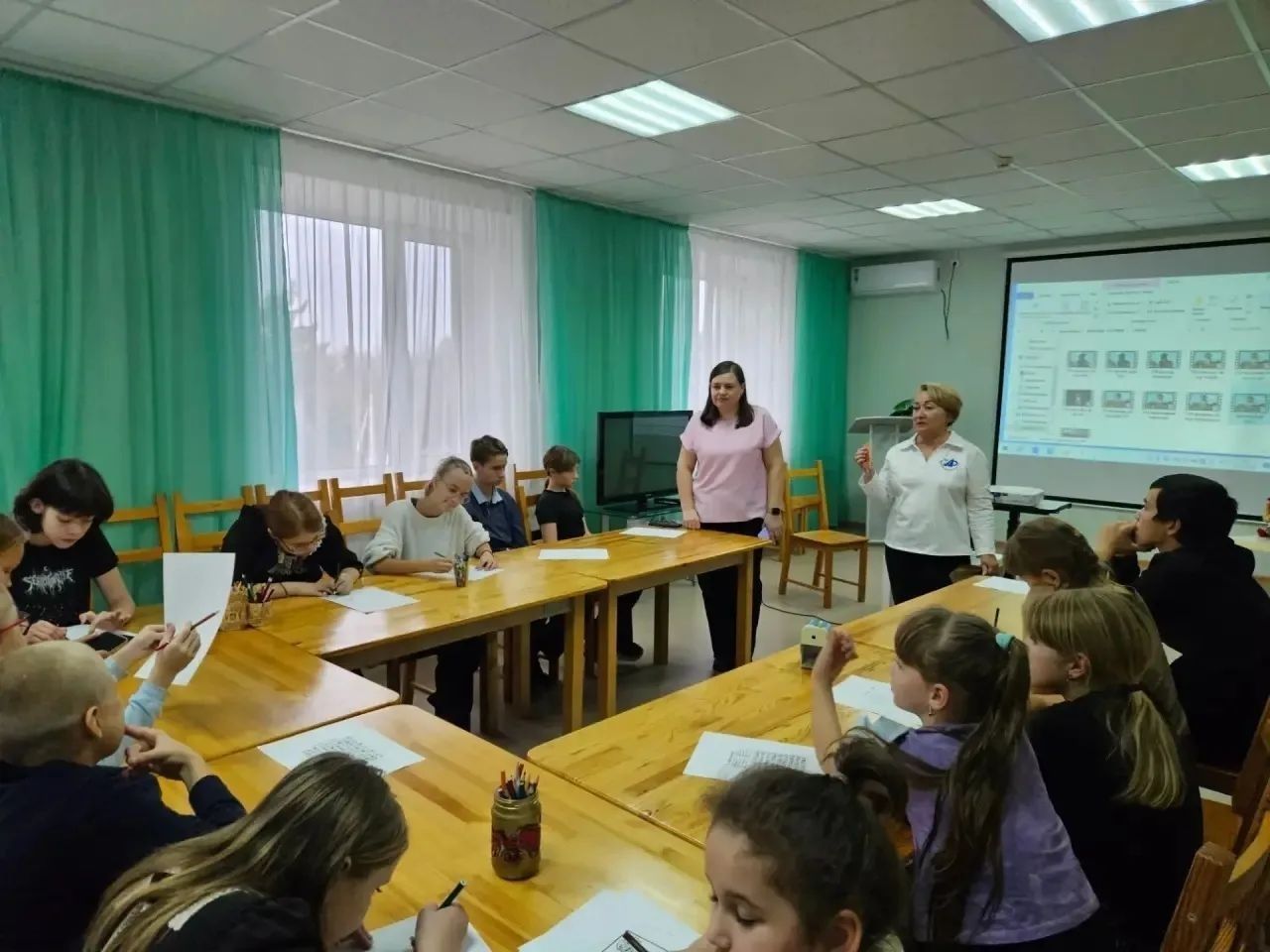 Лаеш укучылары көзге каникуллар алдыннан яктылык кайтаргычлар алды