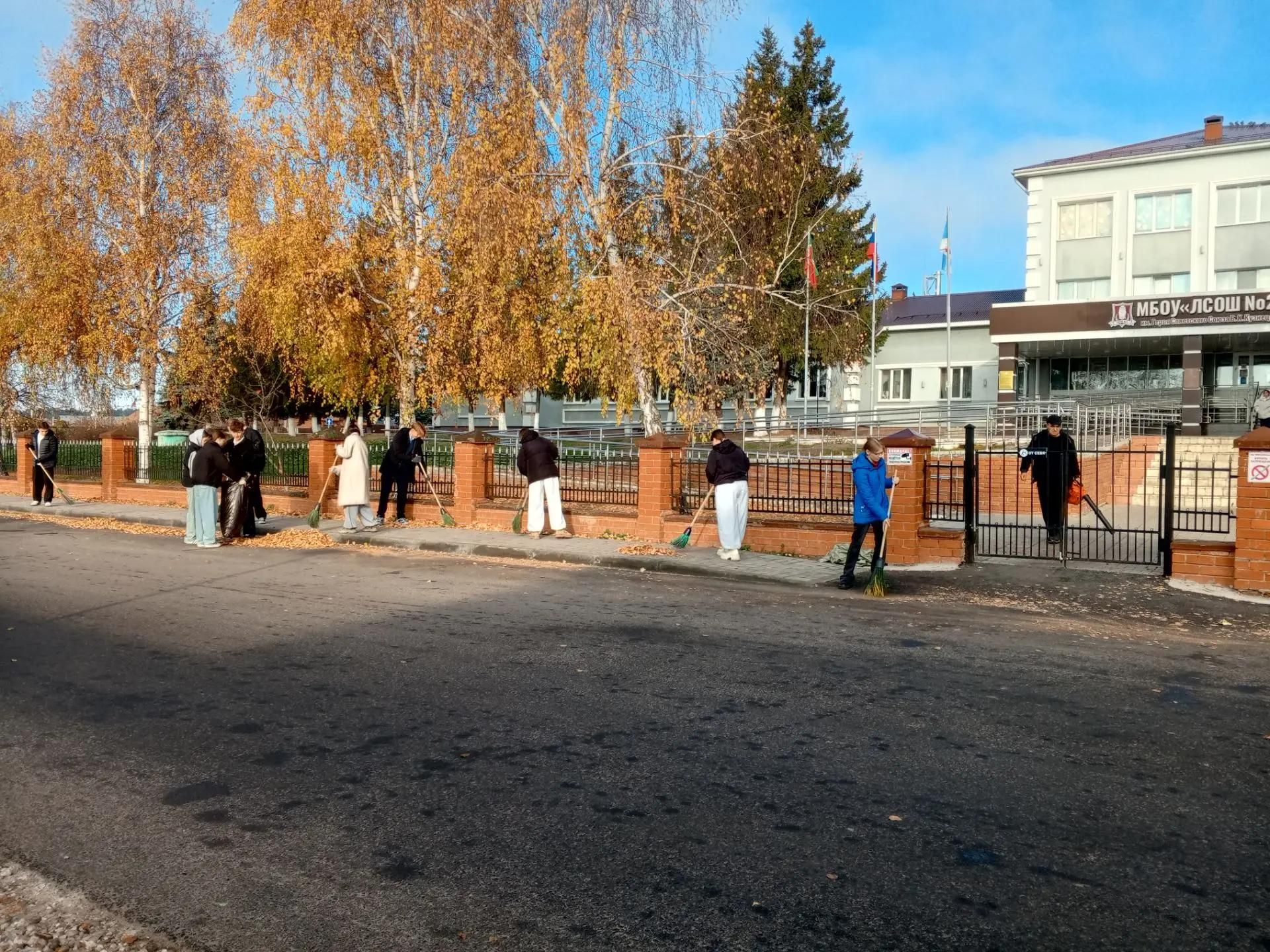 Жители Лаишева вышли на общегородской субботник