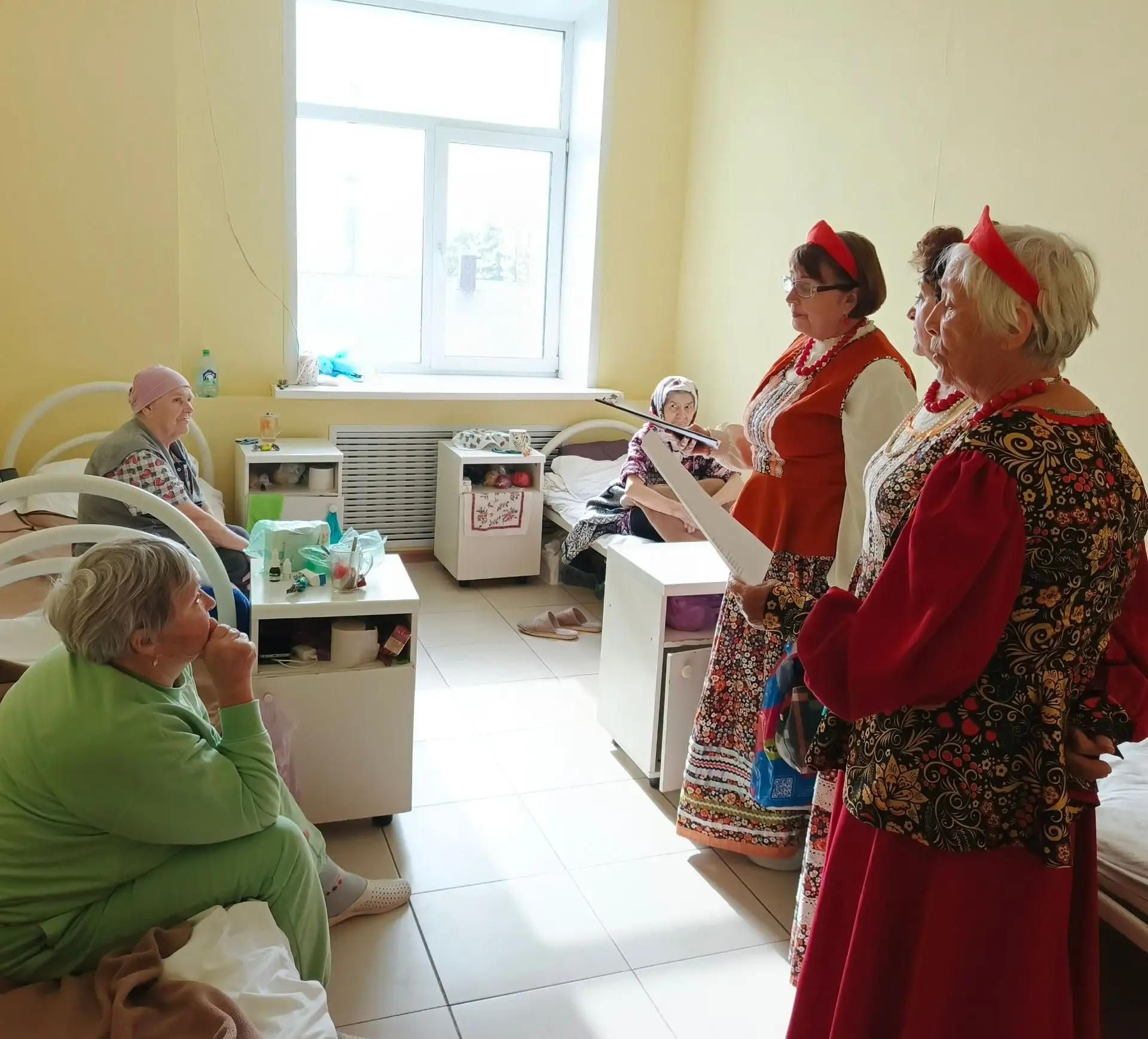 Волонтеры поздравили пациентов Лаишевской больницы  с  Днем пожилого человека