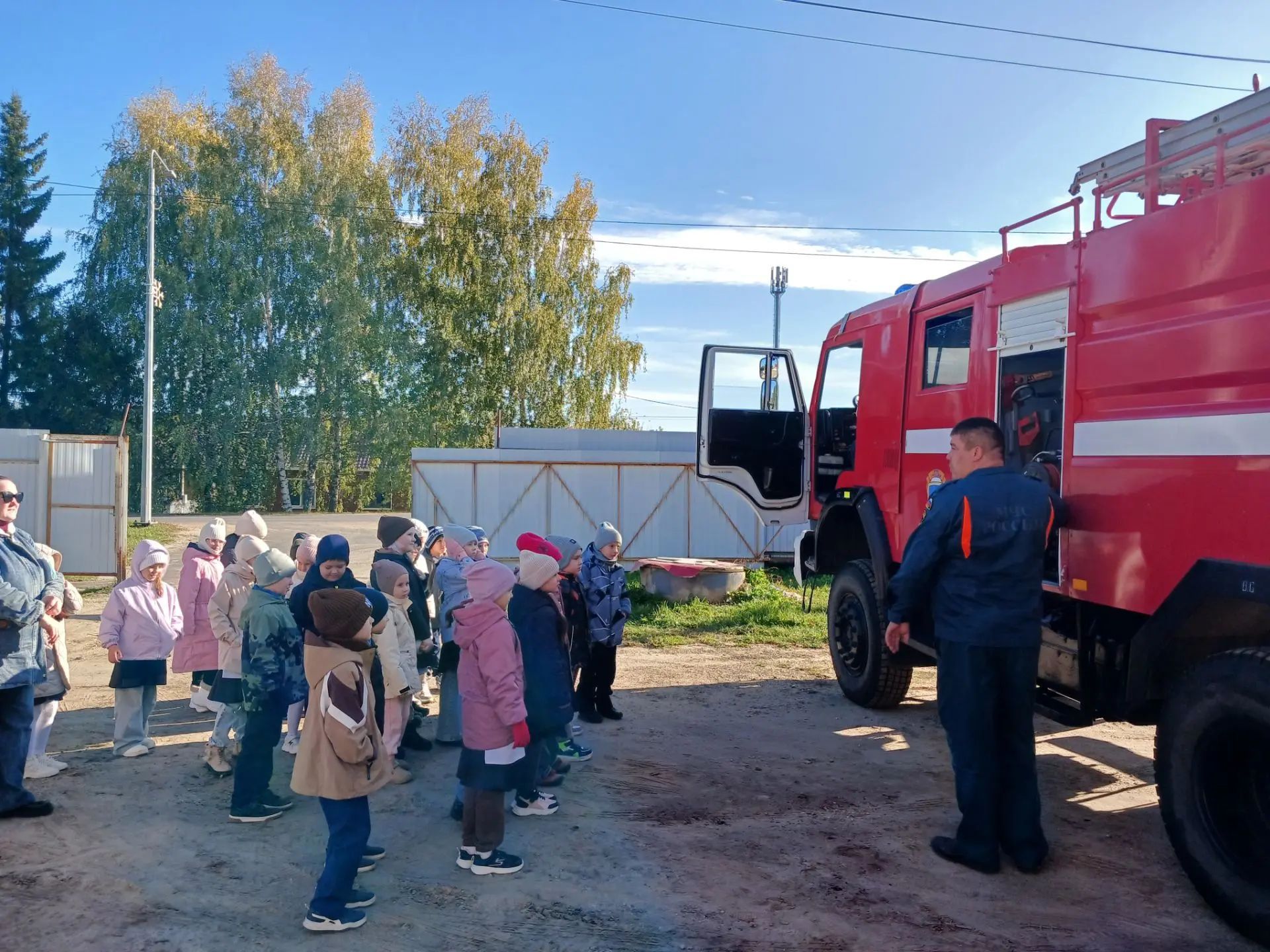 От теории к практике: юные краеведы примерили каски огнеборцев