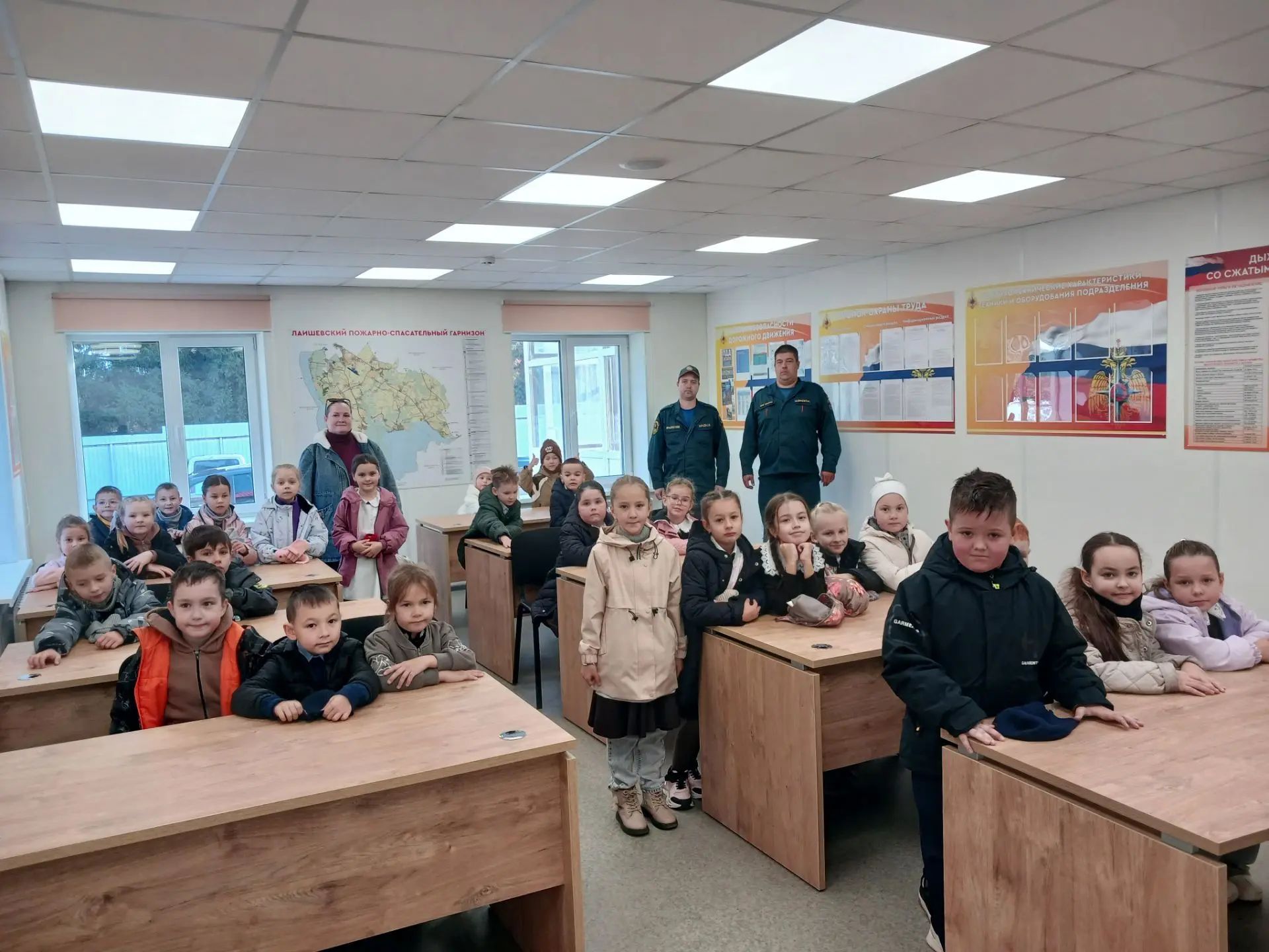 От теории к практике: юные краеведы примерили каски огнеборцев