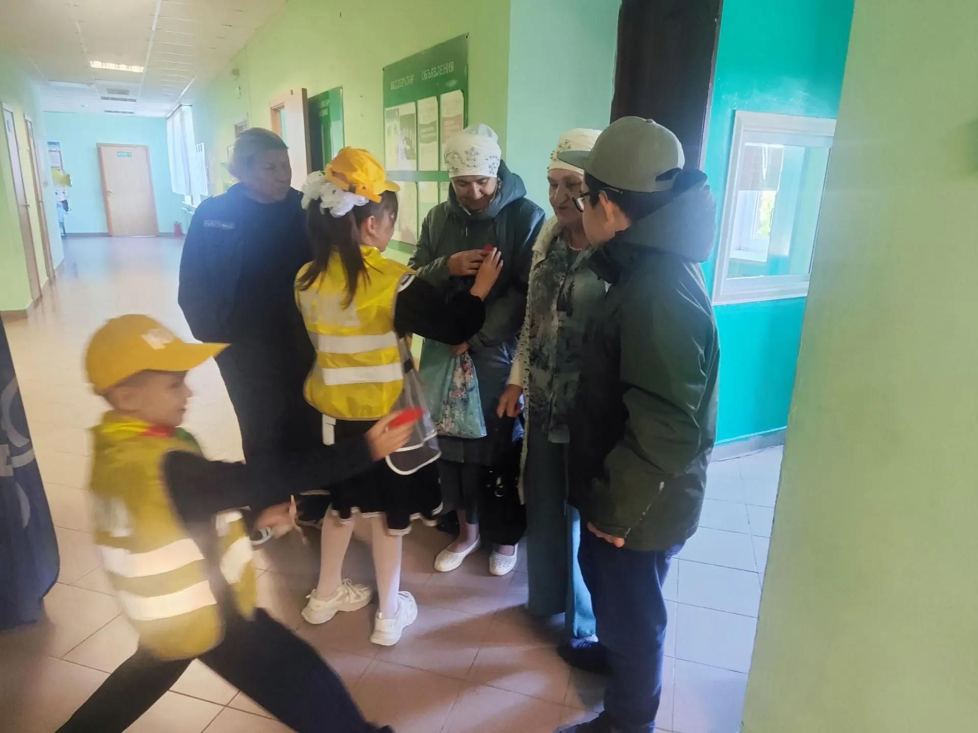 Юные инспекторы отряда «Сигнал» поздравили ветеранов педтруда  и подарили им фликеры