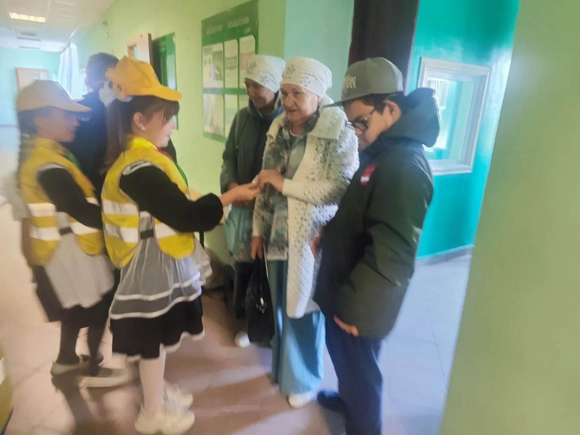 «Сигнал» отрядының яшь инспекторлары педагогик хезмәт ветераннарын котладылар