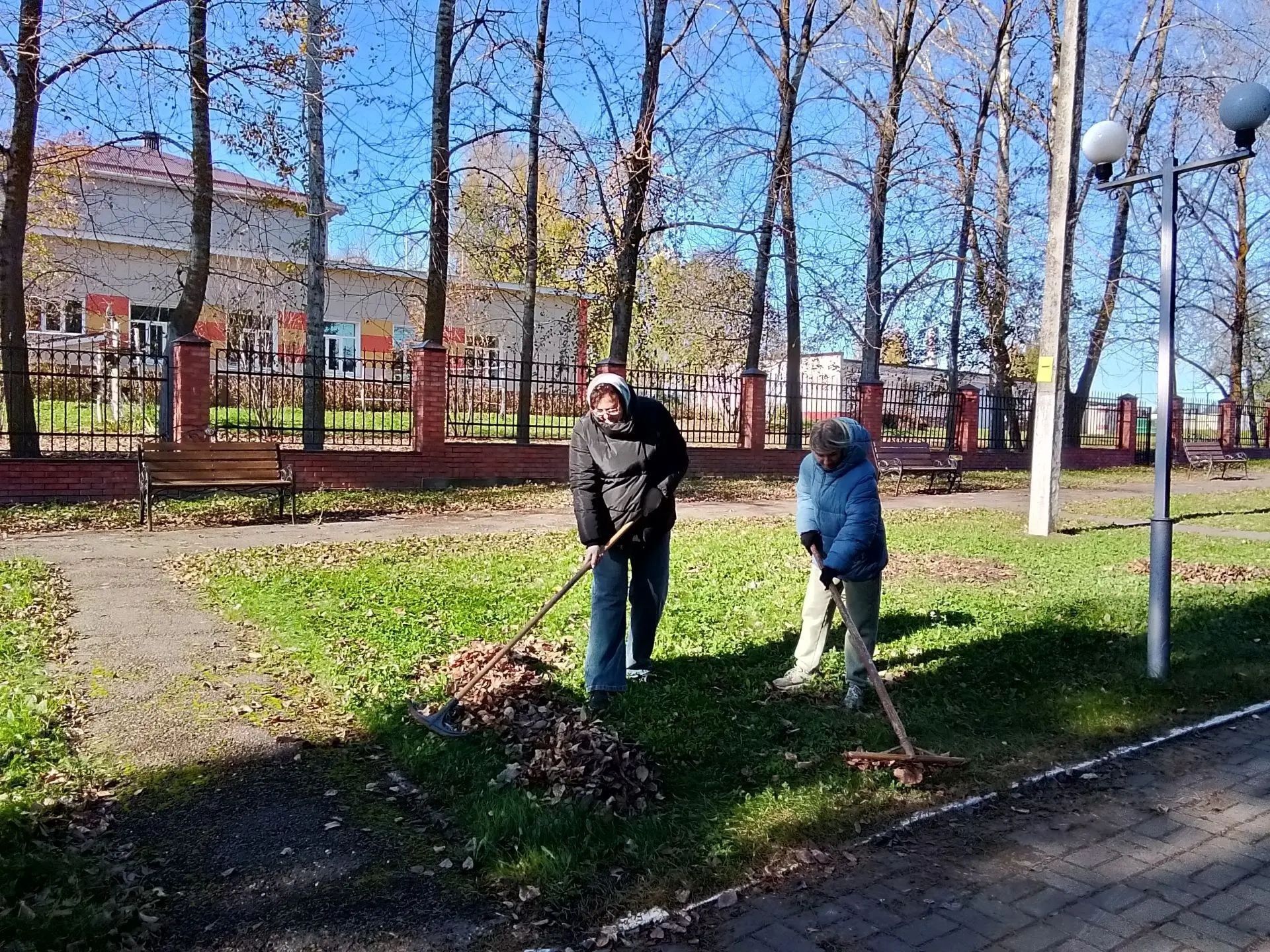 Сотрудники СДК Среднего Девятова вышли на осенний субботник