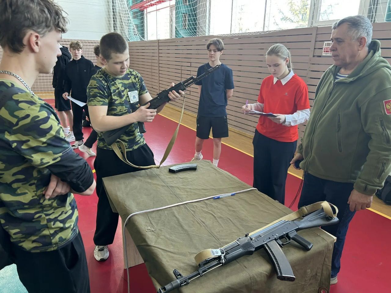 Оружие, гиря, плащ-палатка — в Усадах прошла военно-спортивная игра