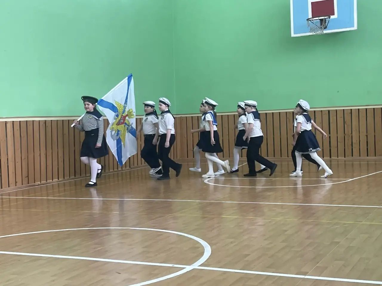 Смотр строя и песни в Среднем Девятово: патриотизм и единство школьников