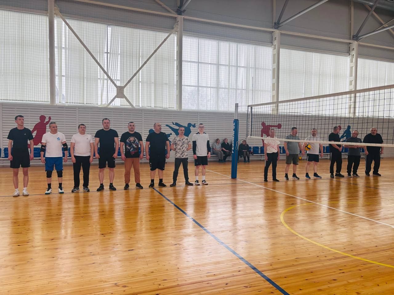 Ветераны против действующих сотрудникв: волейбол, который сближает поколения