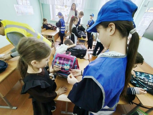 Брелки спасают жизни: в Державино ЮИД запустил акцию «Засветись!»