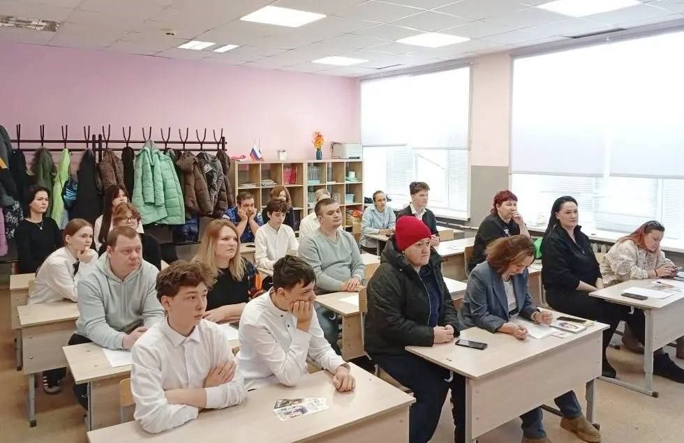 Инспектор ГИБДД встретилась с родителями в Каипской школе