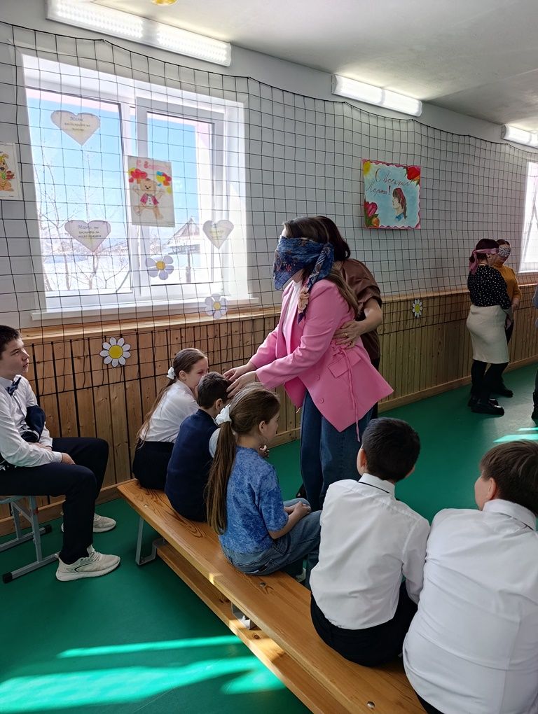 Весёлые старты и концерт: как в Ташкирменской школе отметили 8 Марта