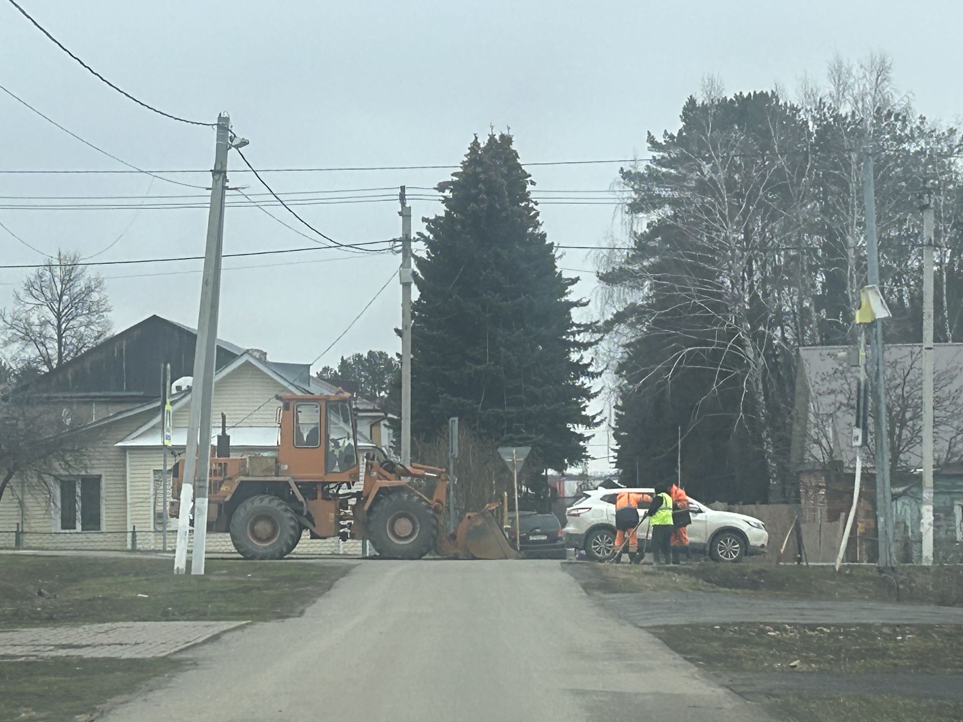 В Лаишево приступили к ямочному ремонту дорог.