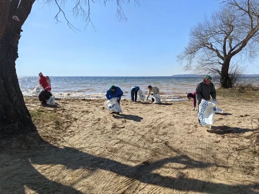 Субботник в Атабаево: уборка прибрежной полосы реки Кама в рамках акции «Вода России»