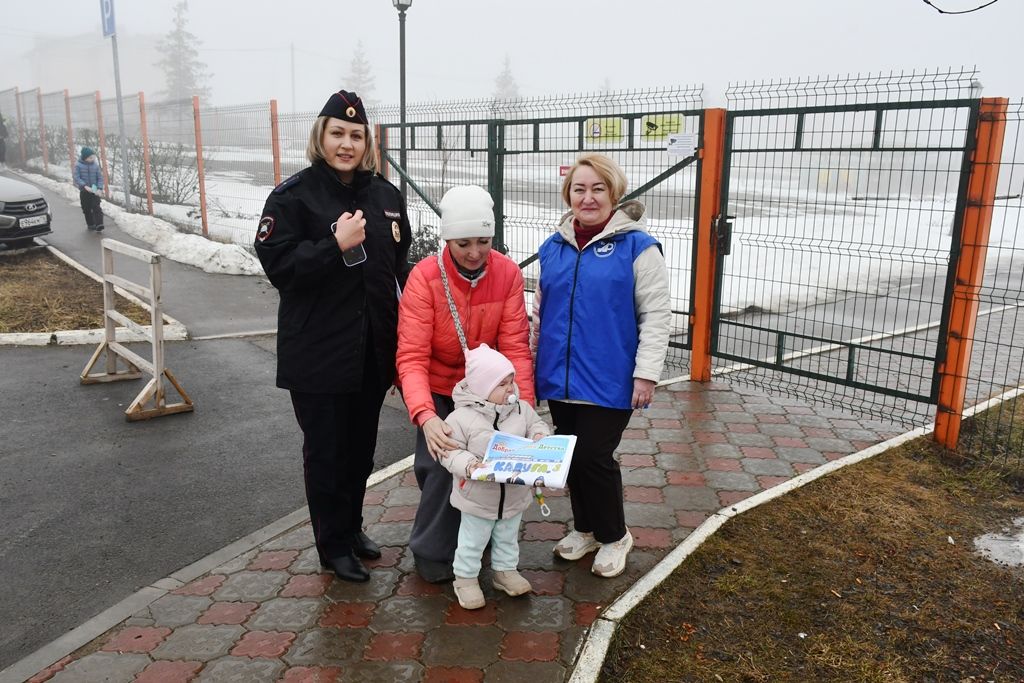 Профилактика ДТП с детьми: вручение памяток малышам и взрослым