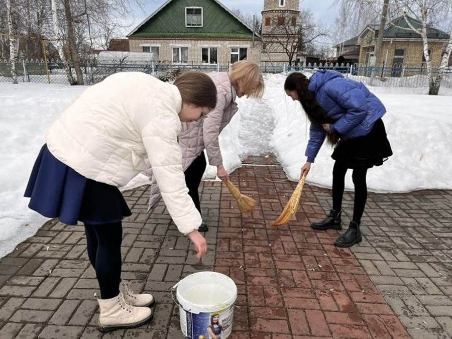 Лаеш районының «Беренчеләр хәрәкәте» катнашучылары үзләре карамагына алган һәйкәлне карыйлар