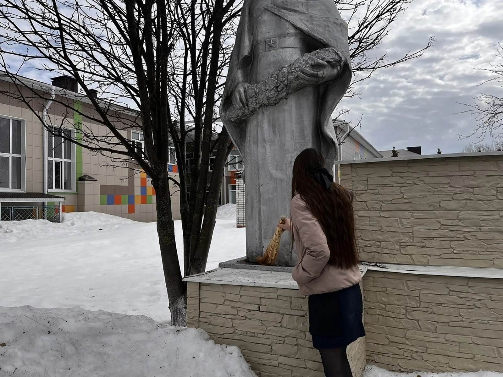Лаеш районының «Беренчеләр хәрәкәте» катнашучылары үзләре карамагына алган һәйкәлне карыйлар