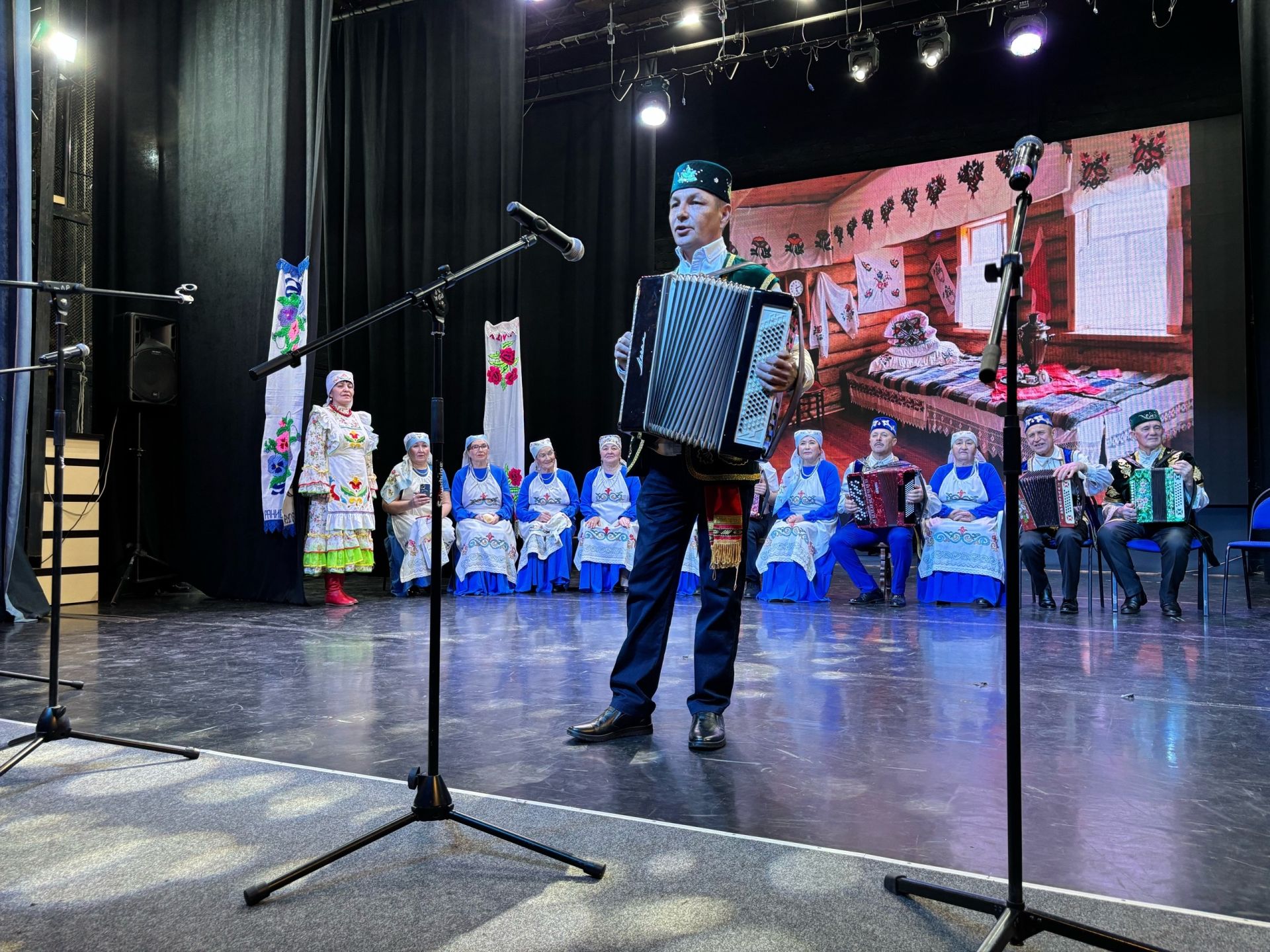 Гармонь, песни и традиции: «Гармунлы, аулак өй» в Районном Доме культуры