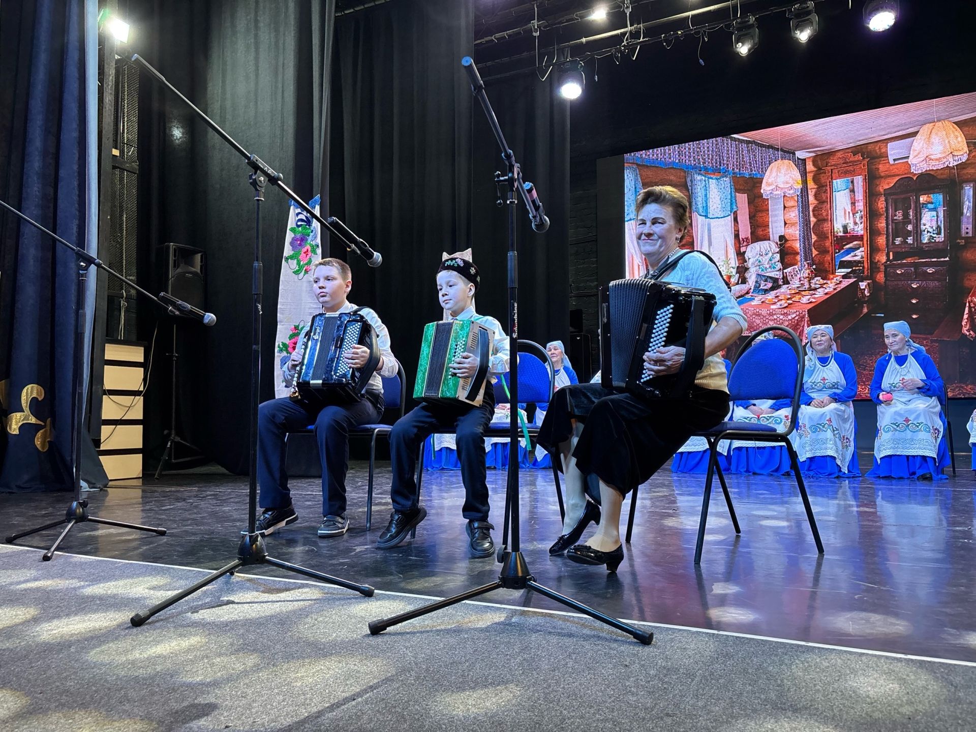 Гармонь, песни и традиции: «Гармунлы, аулак өй» в Районном Доме культуры