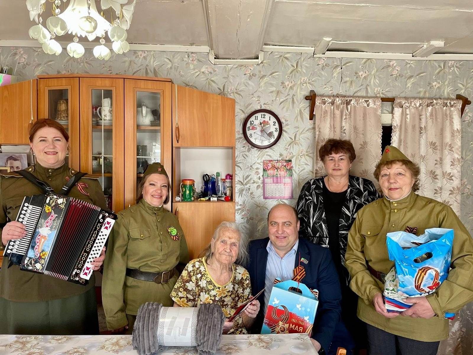 Лаеш районында бер ветеран һәм тыл хезмәткәре дә игътибардан читтә калмады.
