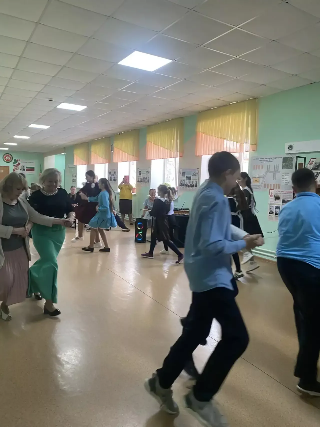 Бал на «Машине времени»: как в Лаишевской школе №3 оживили Золотой век