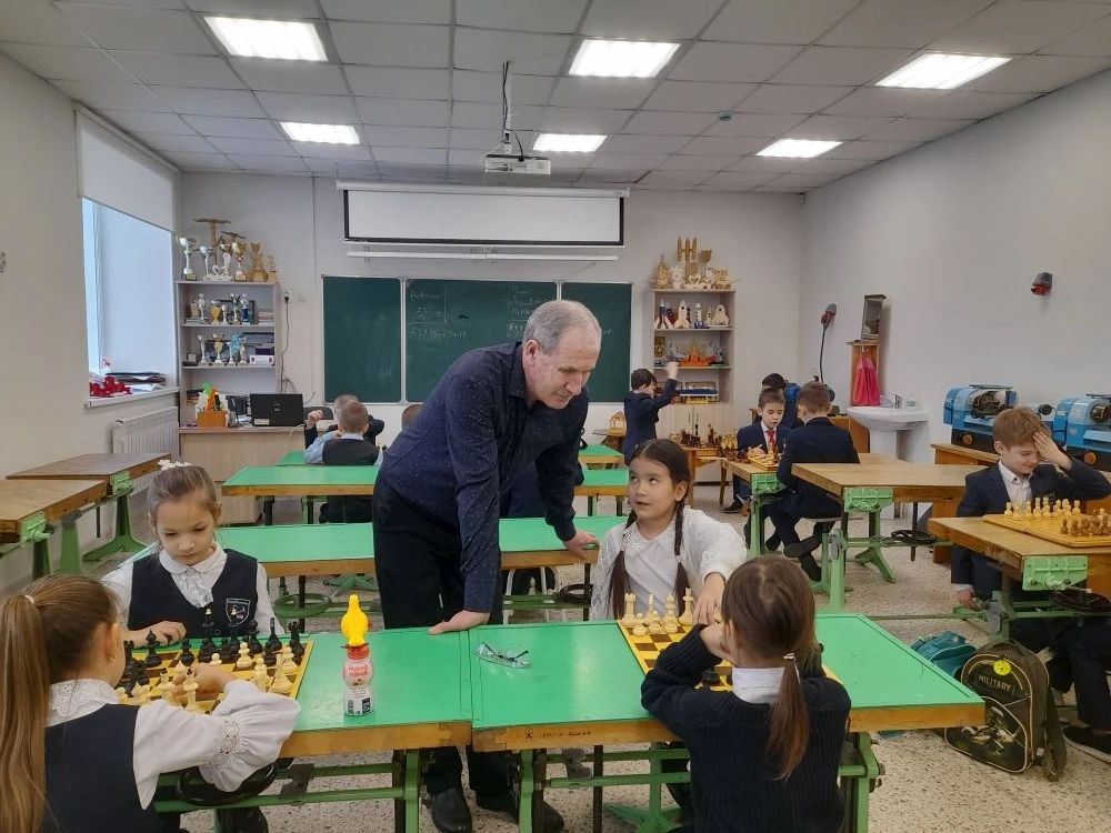 Вакыт сакчысы һәм күңелләр остасы: Рөстәм Хәсәновның тормыш юлы