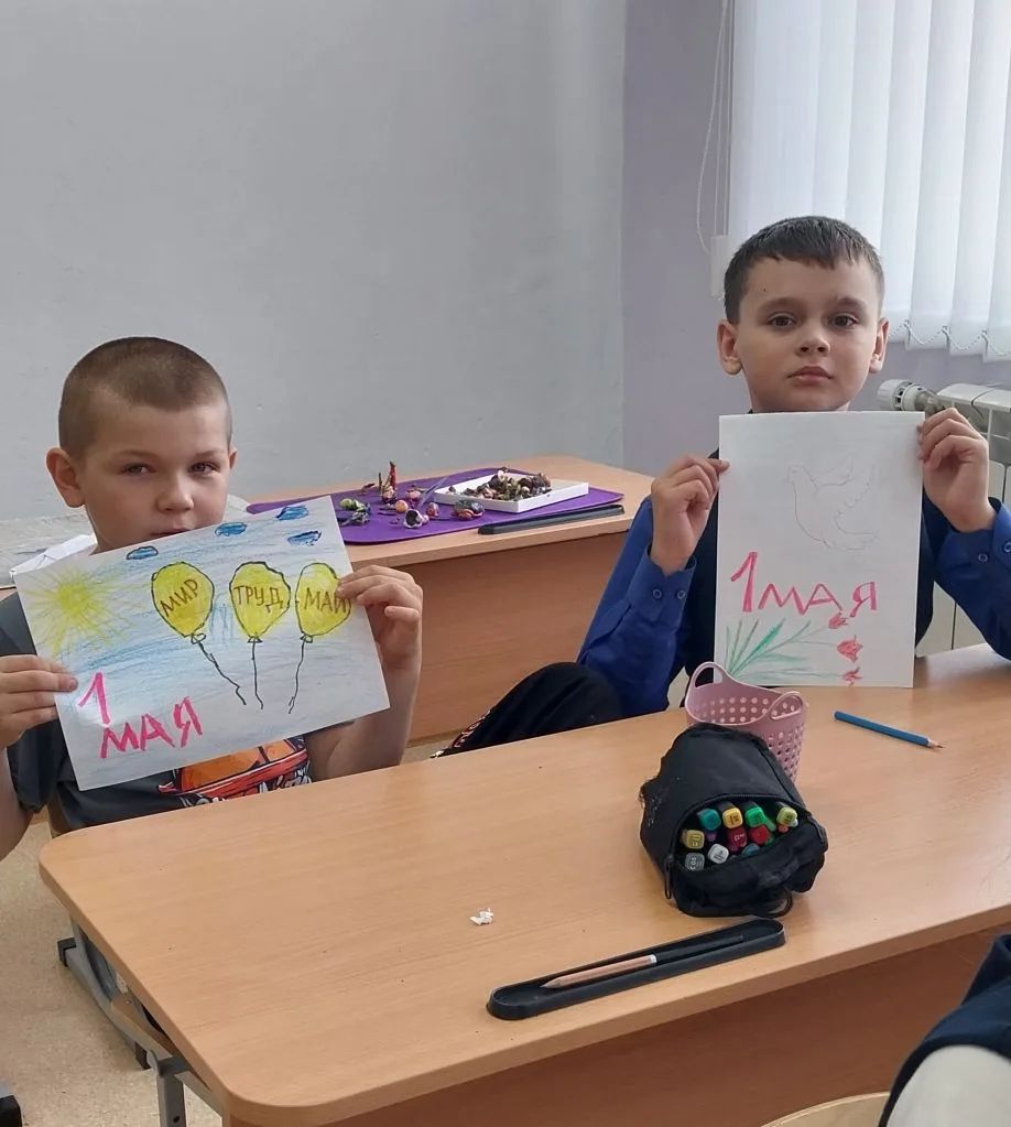 Выставка детских рисунков к Первомаю