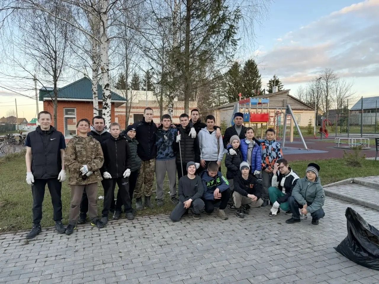 Учащиеся Лаишевского района отметили Первомай уборкой сельских улиц