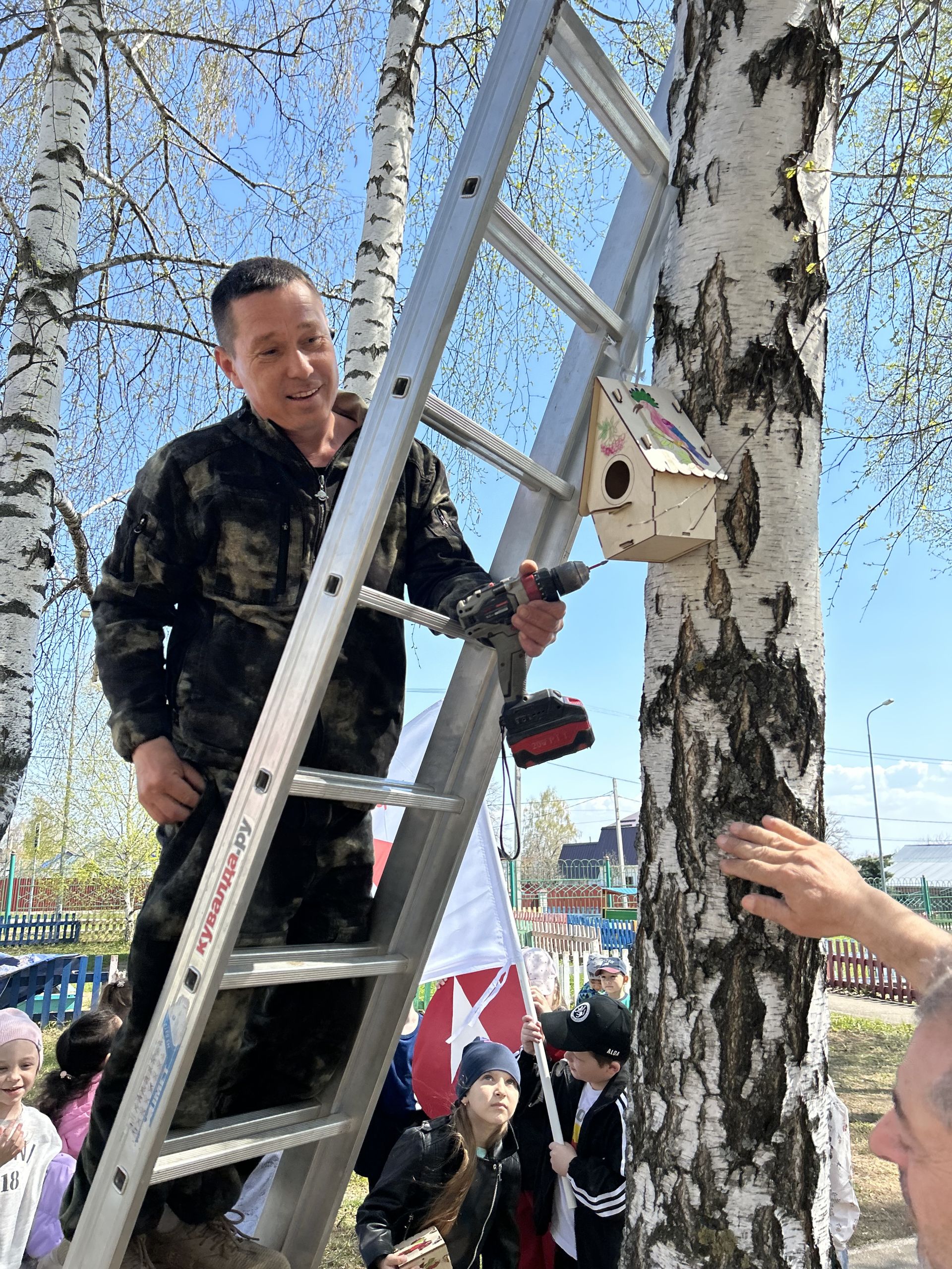 В детском саду «Берёзка» прошла экологическая акция: подготовительная группа вместе с родителями повесила скворечники