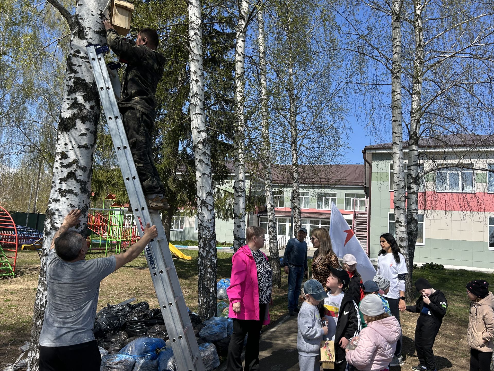 В детском саду «Берёзка» прошла экологическая акция: подготовительная группа вместе с родителями повесила скворечники